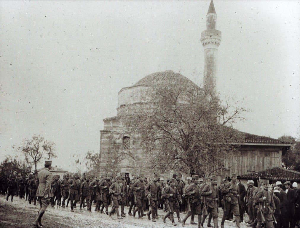 Troops passing the Muradie mosque at Vlore