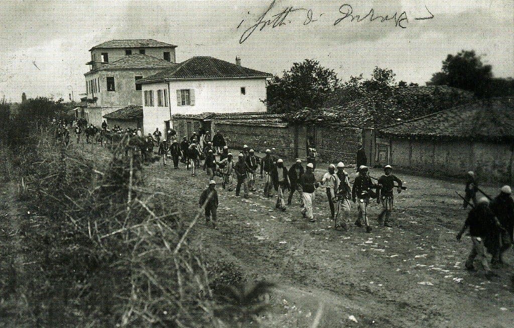 Northern Albanian fighters outside Durrës