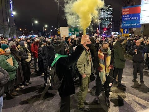 Strajk kobiet.  Oglądaj na żywo protesty w Warszawie