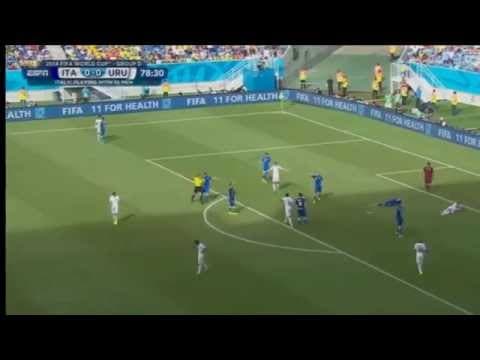 Luis Suárez bites Chiellini