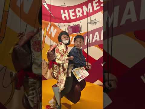 「エルメス・イン・ザ・メイキング」展かばん職人を目指す息子の目に、エルメスの職人たちはどううつるのか？