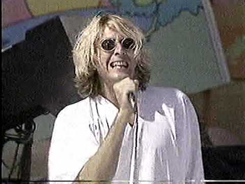 The Fixx plays the beach broadcast