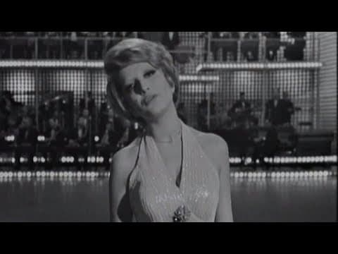 Mina sings Se telefonando on Studio Uno