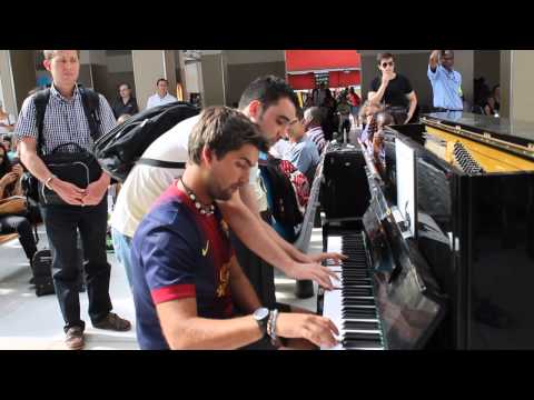 Subway Pianist — Crowd Joins
