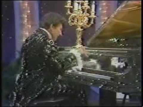 Liberace on his rhinestone piano (1984)