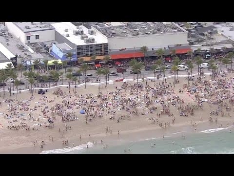 Warnings do not empty the beach