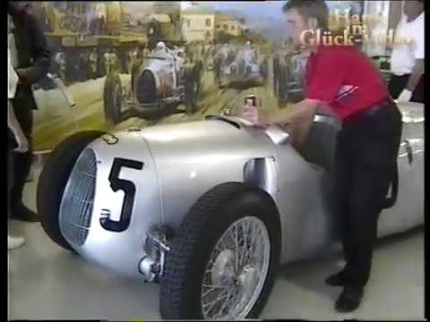 Auto Union Silberpfeil mit Sechzehnzylindermotor auf dem Hockenheimring 2001