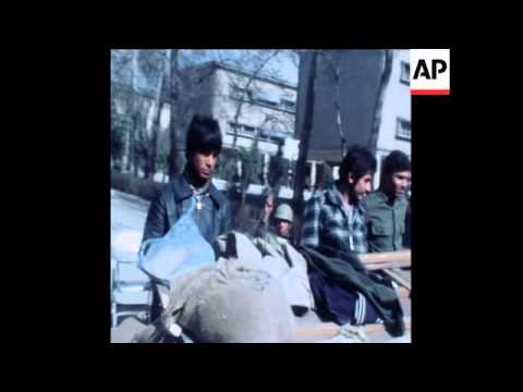SYND 18 2 79 STREET SCENES IN TEHRAN, DISPLAYING KHOMEINI PICTURES