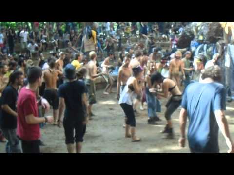 Monday afternoon crowd footage