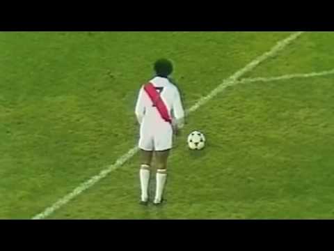 Teófilo Cubillas's outside-of-the-boot free kick