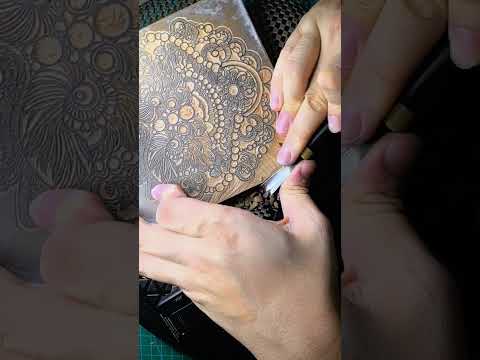 Cutting traditional Chinese woodblocks