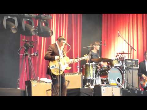 Daan — "Fuzzy" live (2010)