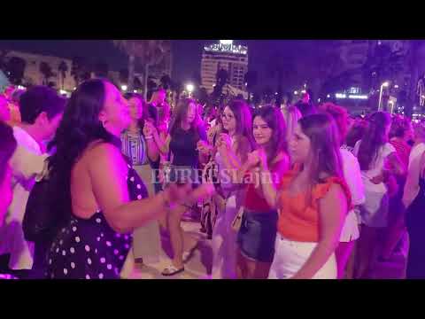 Maratona "Festa e këngës" 2026 ndez Durrësin, dhjetëra qytetarë ia marrin valles në shesh