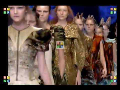 Lady Gaga "Bad Romance" Debut During McQueen Show