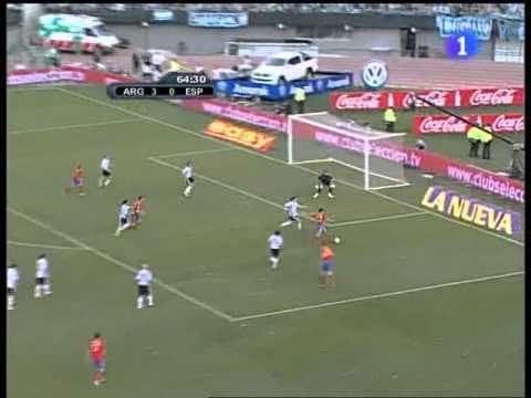 Pase de Xavi a Navas.
