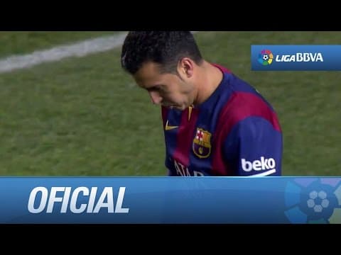 Pase en profundidad de Xavi y chut a bocajarro de Pedro que bloquea Tyton