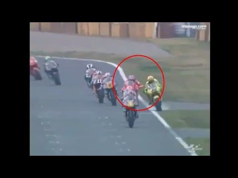 Rossi marah saat berbenturan dengan Max Biaggi, duel klasik di suzuka 2001