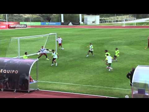 Golazo de Xavi en el entrenamiento de la Selección