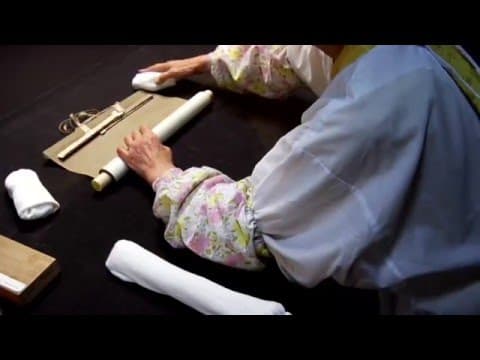 Handling East Asian hanging scrolls