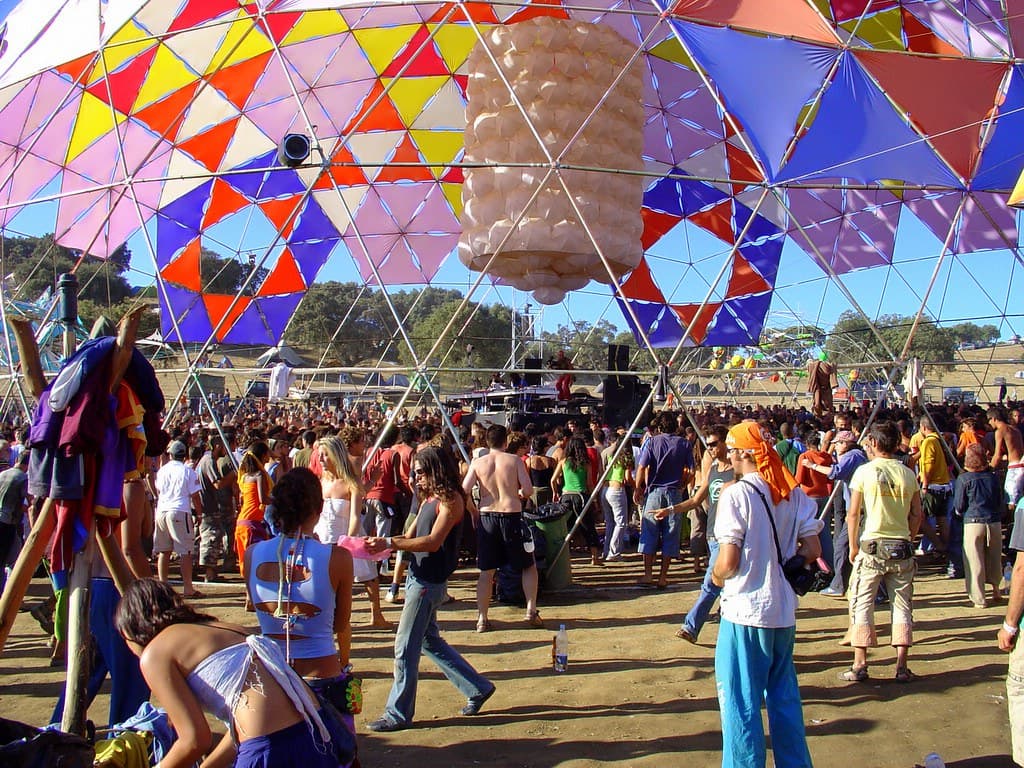 Main dancefloor grooving at main dancefloor dome, Boom 2004