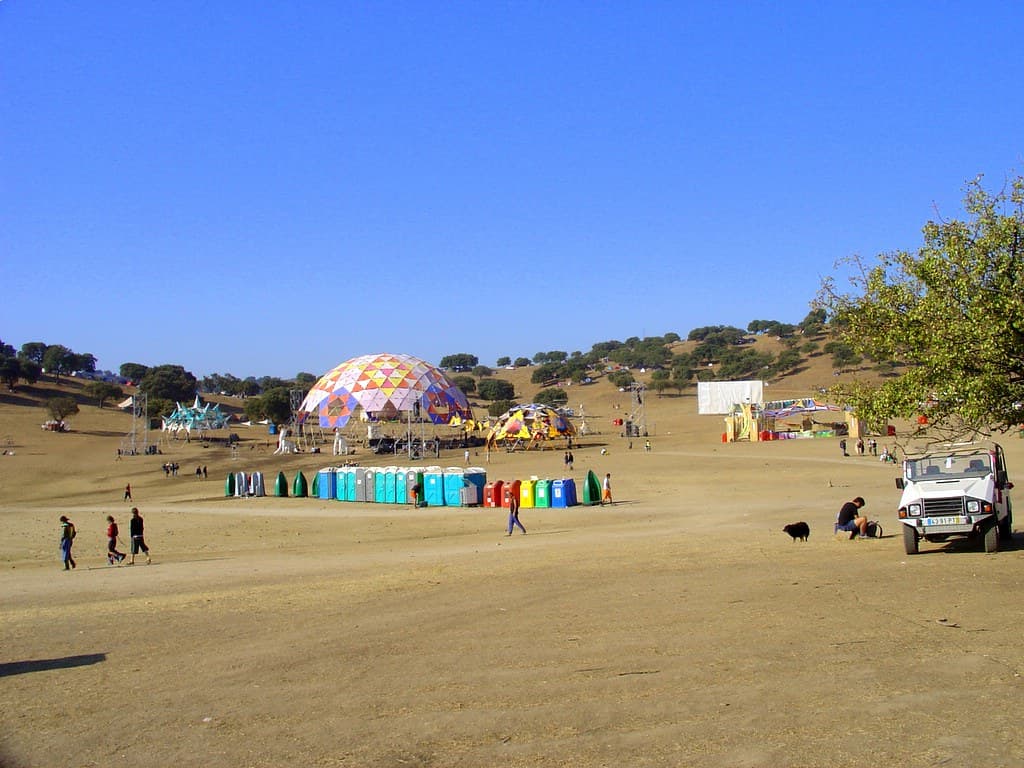 Main dancefloor dome, third view, Boom 2004
