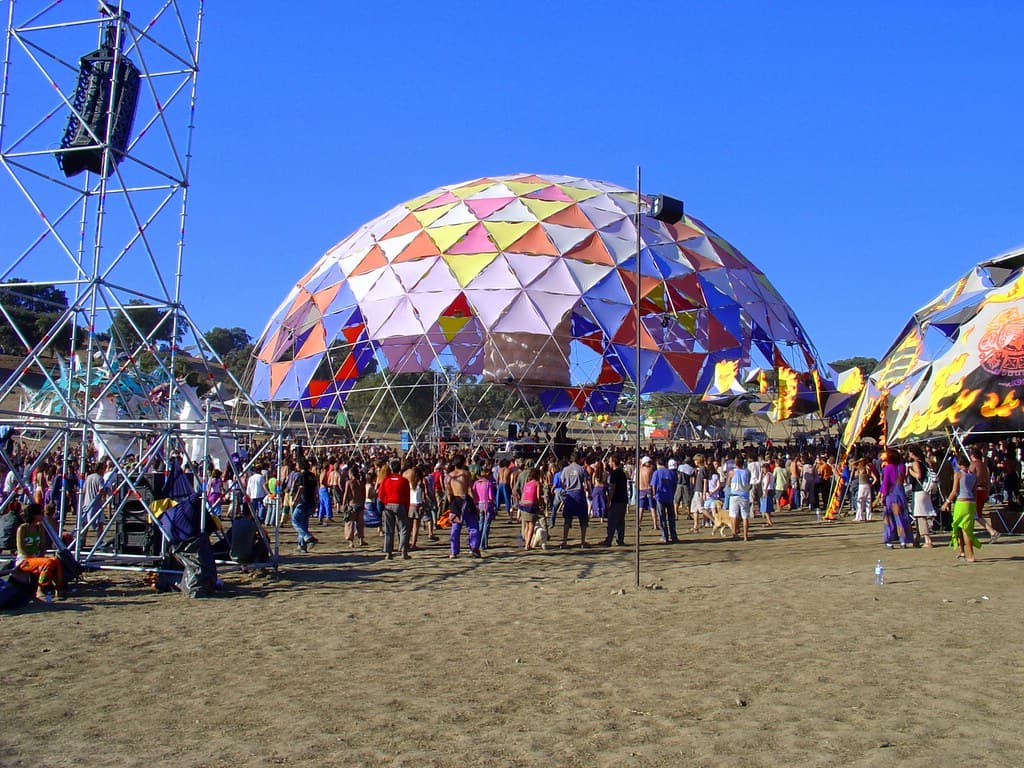 Dancing at main dancefloor dome, Boom 2004