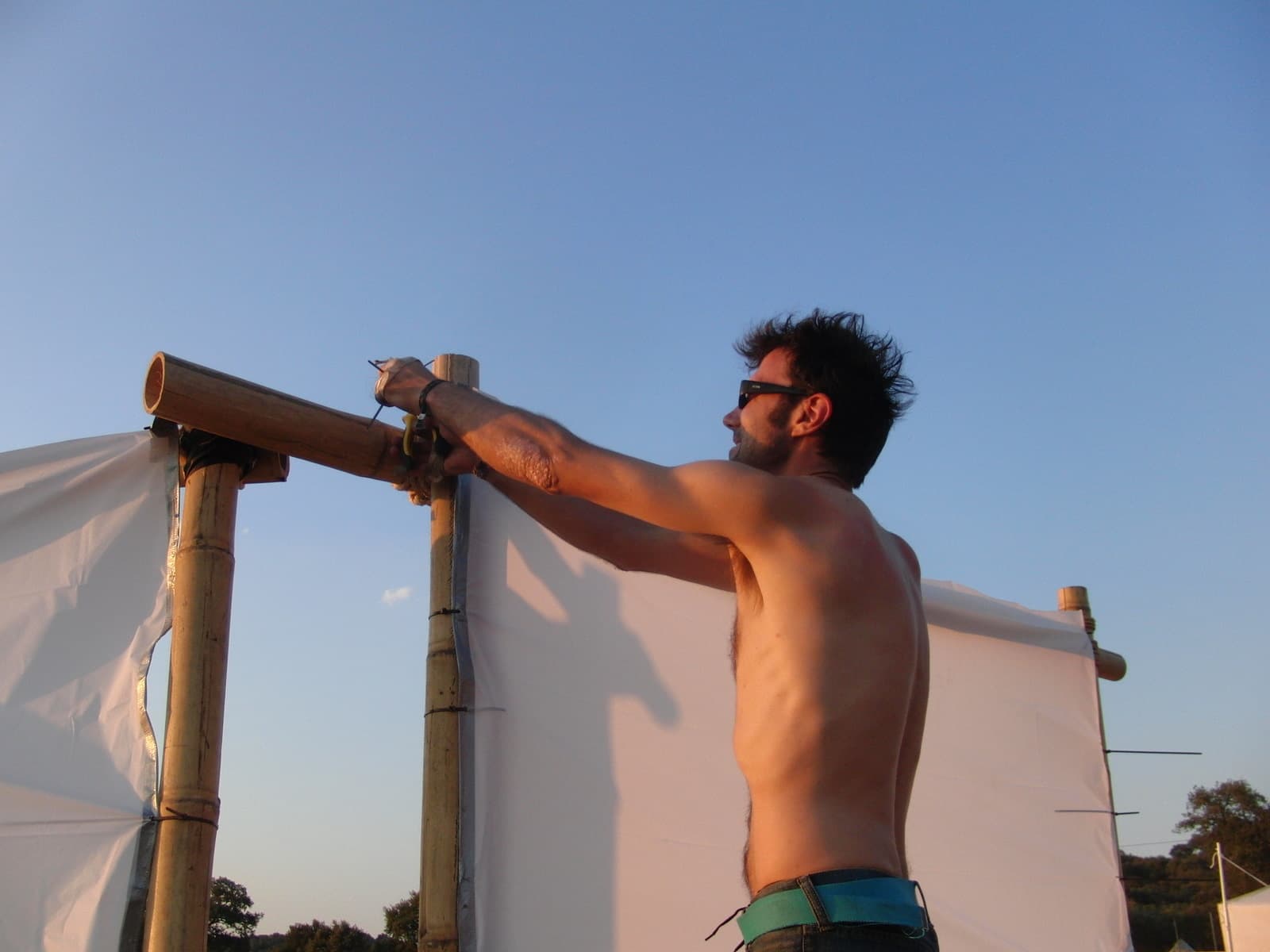 Lashing a bamboo frame together on site, Boom 2010