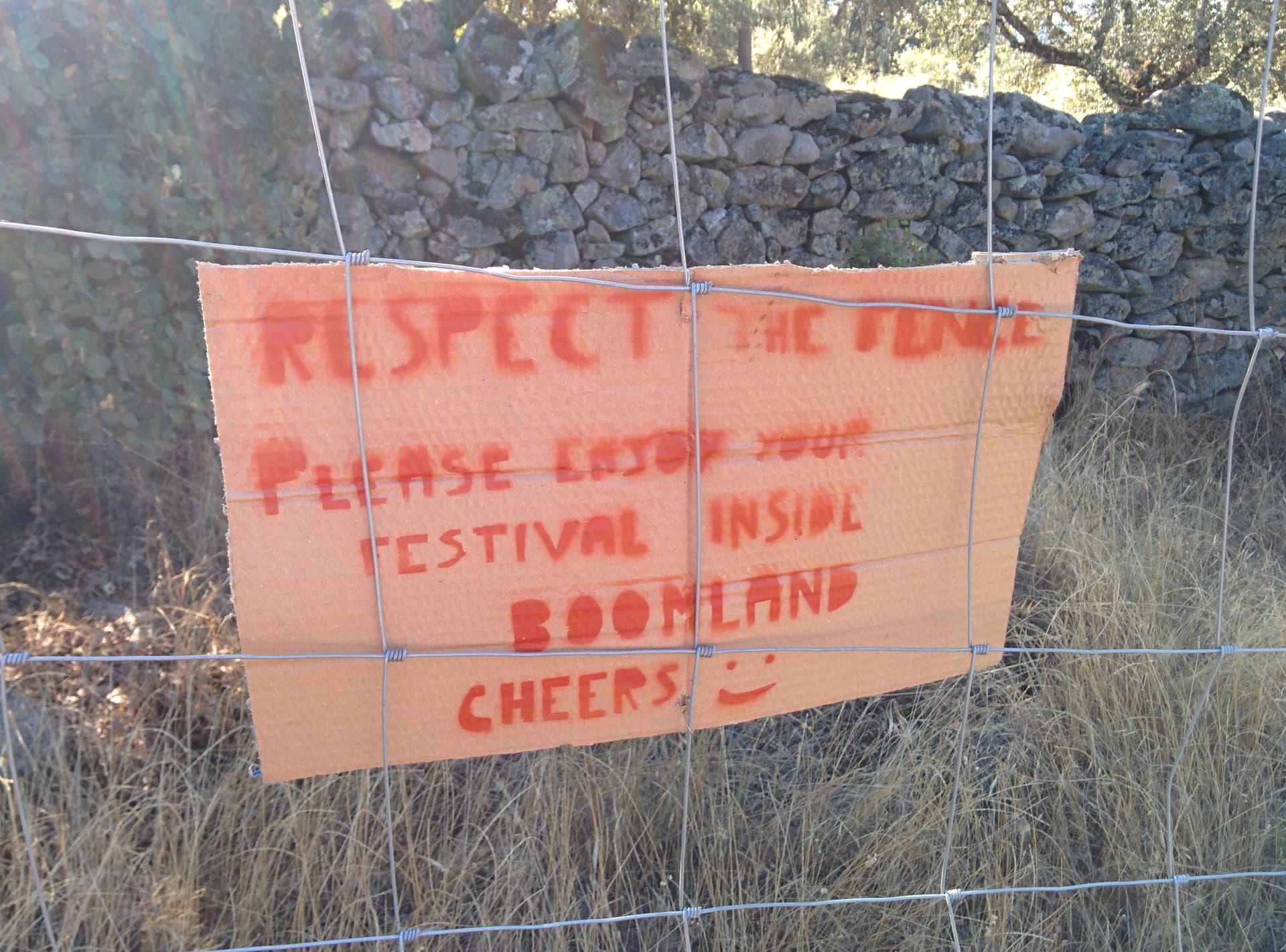 Hand written sign asking people to respect the fence, Boom 2014