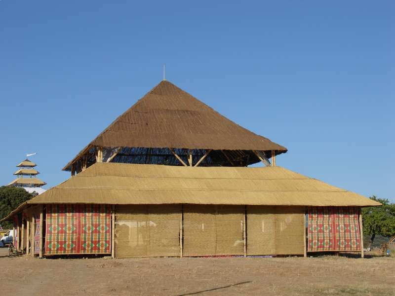 Thatched bio-construction hall on the site, Boom 2006