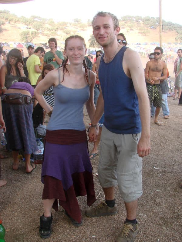 Two visitors in the crowd on the dust