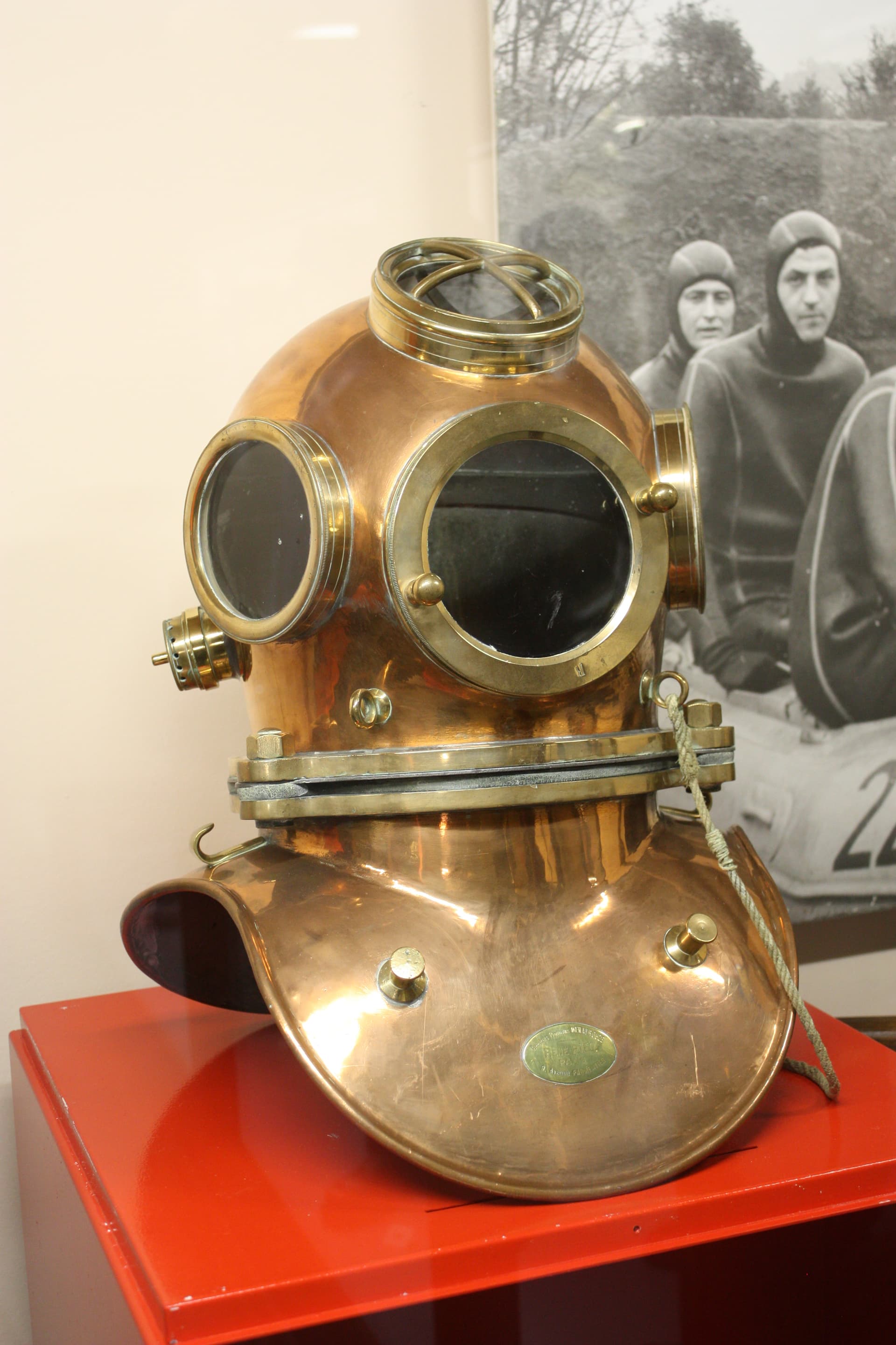 A 1942 French diving apparatus