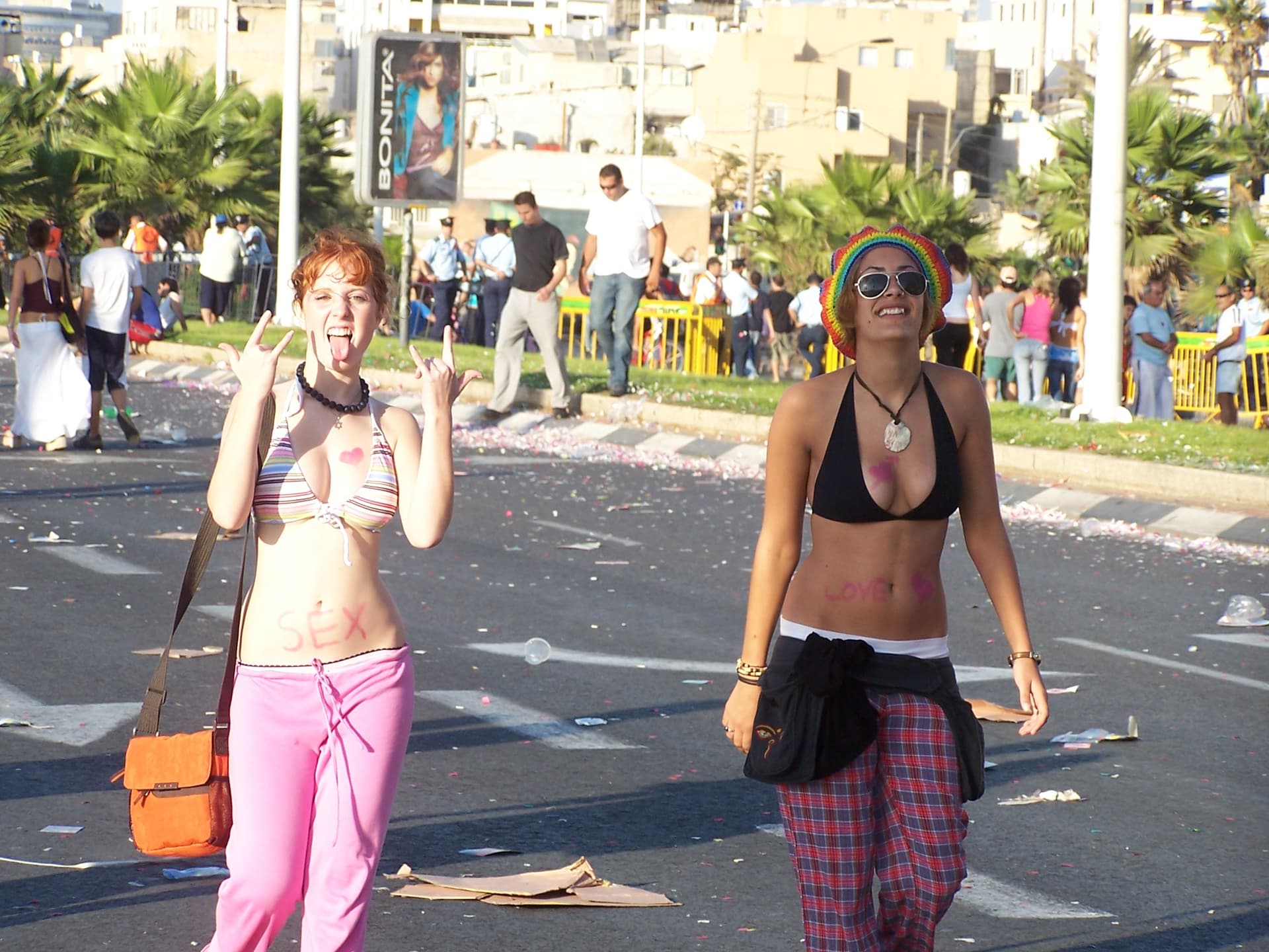 Two women a Tel Aviv love parade 01