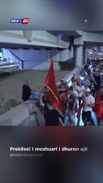 Prekëse! I moshuari i dhuron ujë protestuesve!