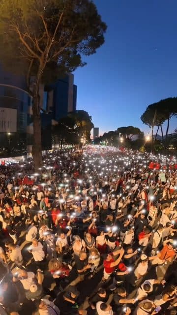 Together we stand!
