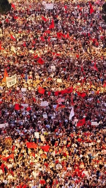 Sa i bukur bëhet qyteti kur njerëzit e tij zgjedhin guximin mbi heshtjen. 🏴☠️🇦🇱