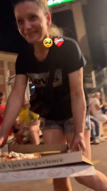 Në mes të mijëra njerëzve, ajo na kujtoi se revolucioni më i bukur është të kujdesesh për njëri-