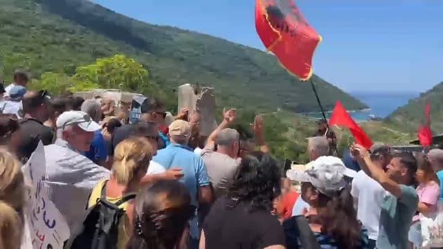 Lirohet Kakomeja!Mbas rreth 20 vitesh, hiqet gardhi në Kakome.Banorë dhe qytetarë kanë protestua (4)