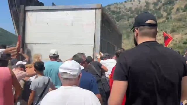 Lirohet Kakomeja!Mbas rreth 20 vitesh, hiqet gardhi në Kakome.Banorë dhe qytetarë kanë protestua (3)