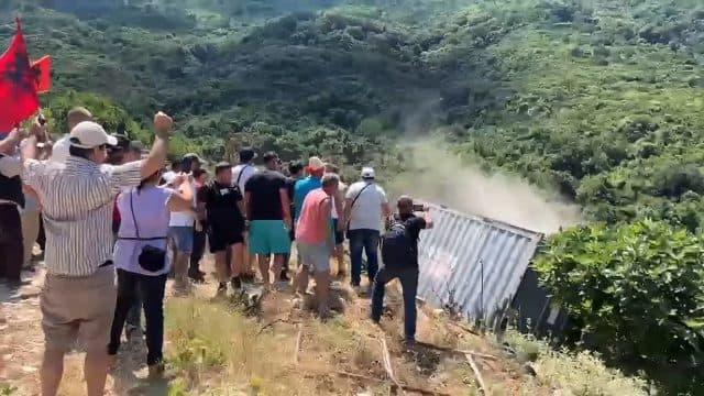 Lirohet Kakomeja!Mbas rreth 20 vitesh, hiqet gardhi në Kakome.Banorë dhe qytetarë kanë protestua (1)
