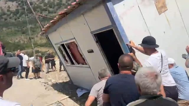 Lirohet Kakomeja!Mbas rreth 20 vitesh, hiqet gardhi në Kakome.Banorë dhe qytetarë kanë protestua