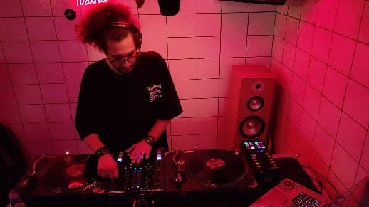 DJ Xhorxho, një nga artistët më të njohur të muzikës elektronike në Tiranë, ës