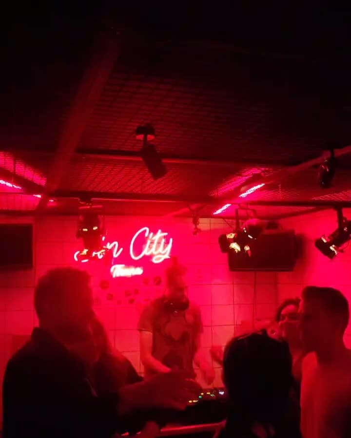 Underground Agimi" në Tiranë është një hapësirë ku ritmi takon shpirtin