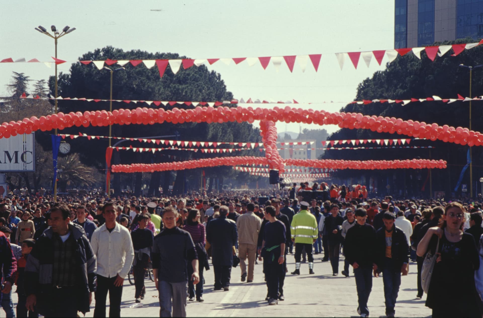 Dita e Verës crowd, Skanderbeg Square, 2003 (second view)