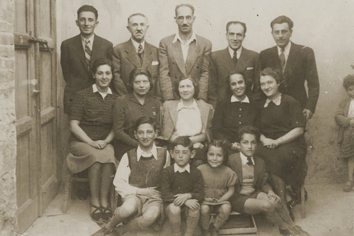 Jewish families sheltered at Kavaje, 1942