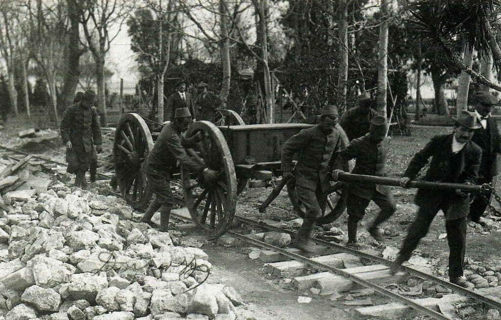 Hauling artillery through Durrës