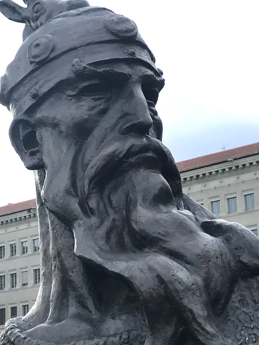 Odhise Paskali - bust of Skanderbeg, Palais des Nations, Geneva (1939)