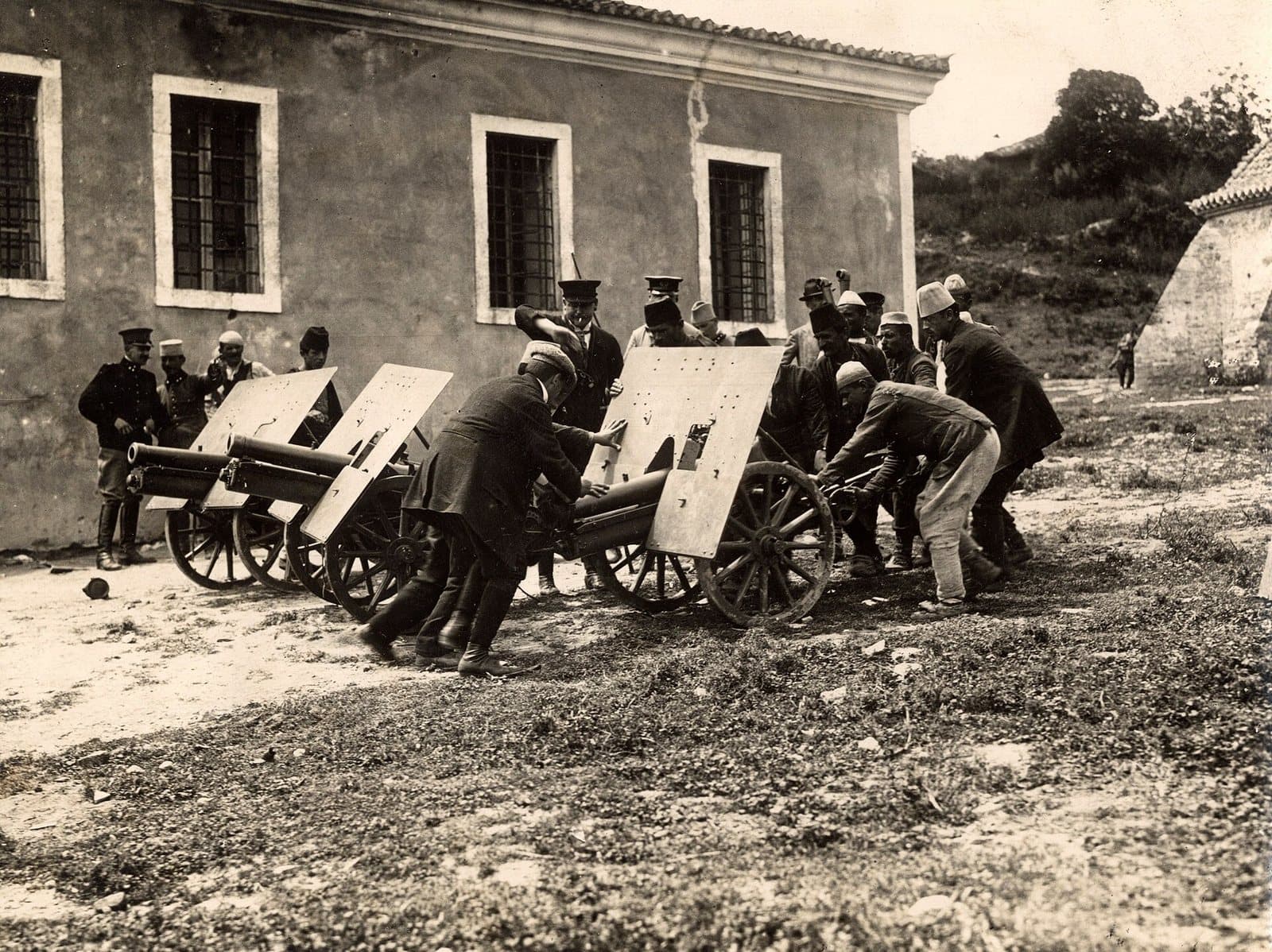 Quick-firing guns moved to the legation wall