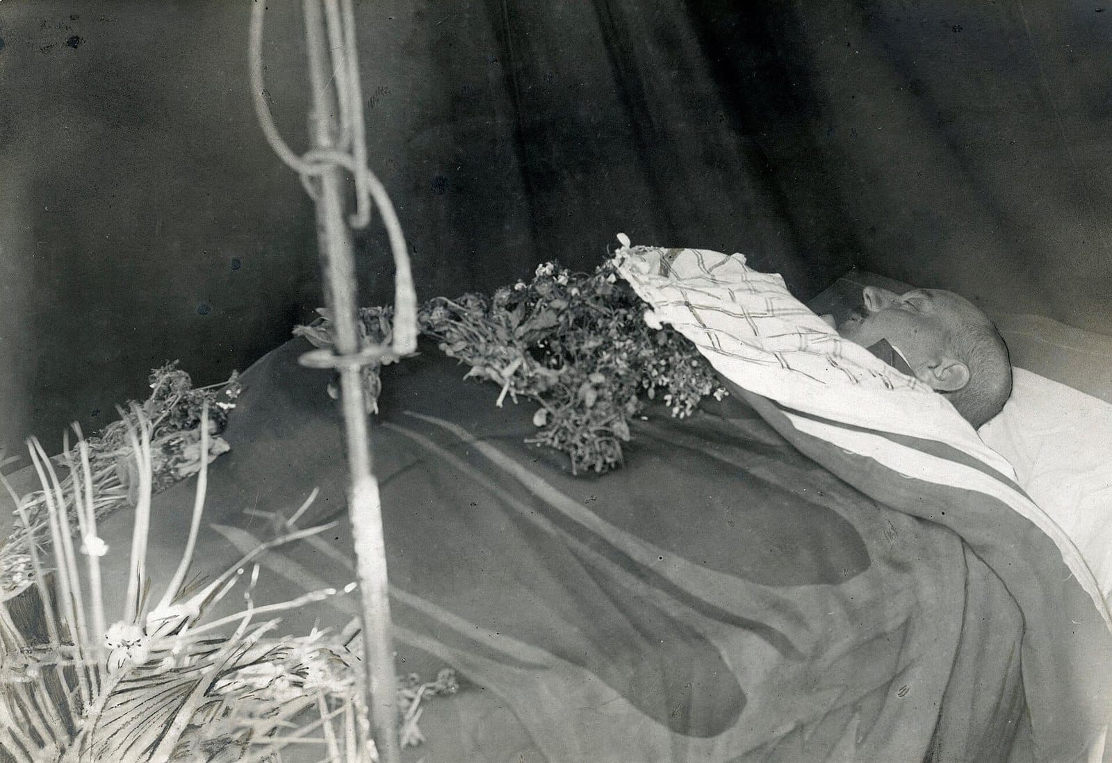 Major Thomson lying in state at Durrës