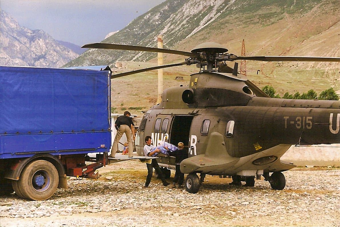 A Super Puma flying for the refugee agency at Kukës
