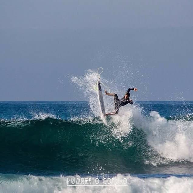 Trying to stay off the cold waters @pyrras @poceansurfacademy @boardculturestore @board…